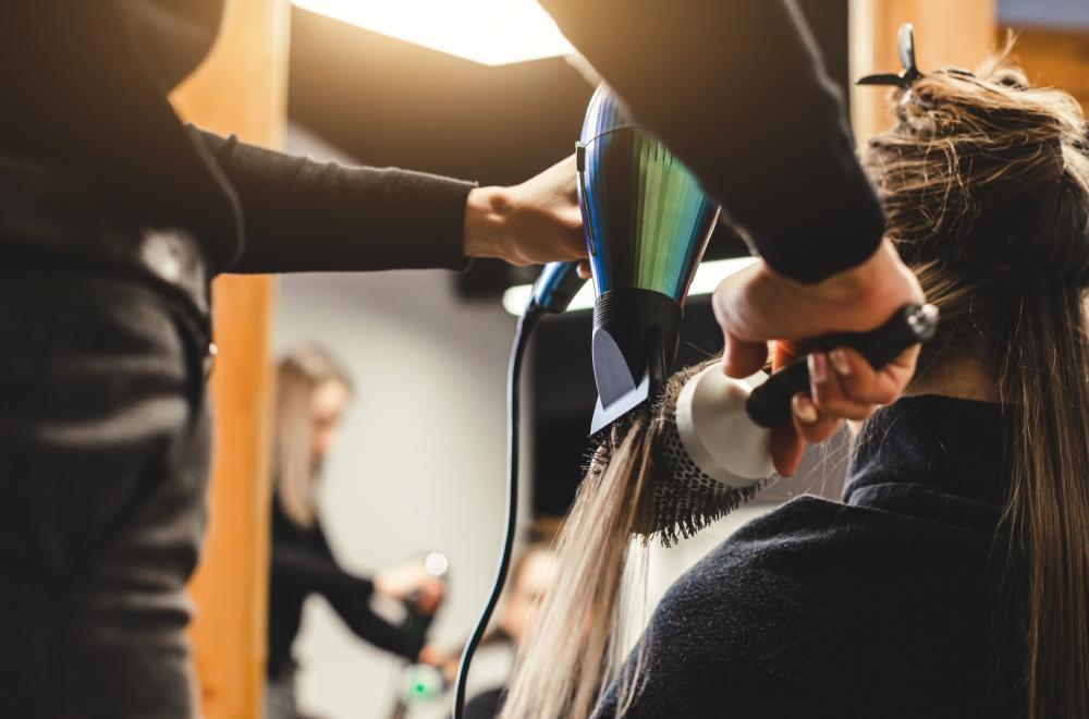 Femme se faisant sécher les cheveux