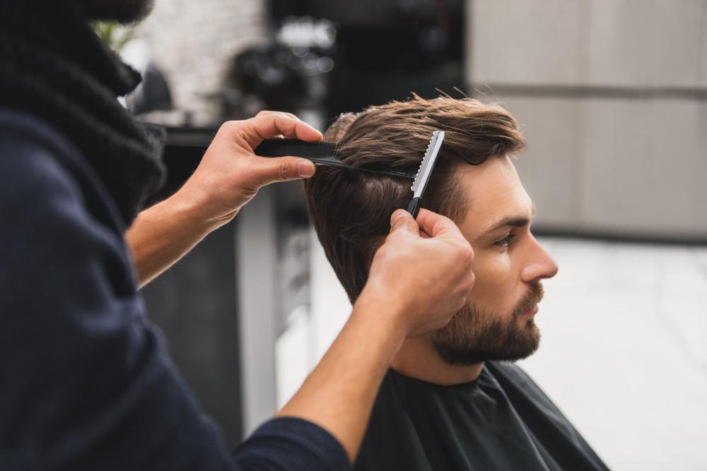 Homme se faisant couper les cheveux